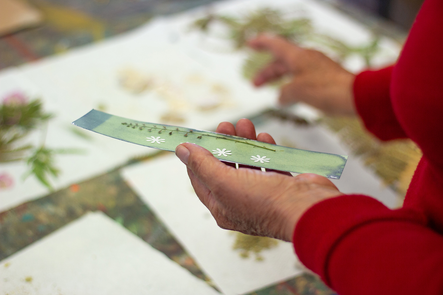 Participant composant un cyanotype lors d’un atelier à Nantes