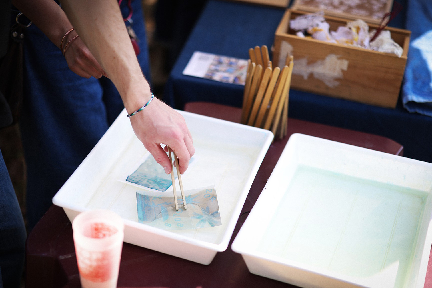 Participant composant un cyanotype lors d’un atelier à Nantes